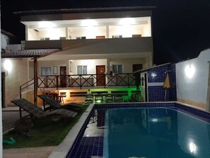 室外游泳池，08:00 至 23:00 开放，日光浴躺椅