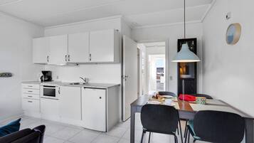 Køleskab, kogeplade, opvaskemaskine, kaffe-/temaskine