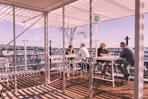 Outdoor dining - The Muse Christchurch, Art Hotel (Christchurch)