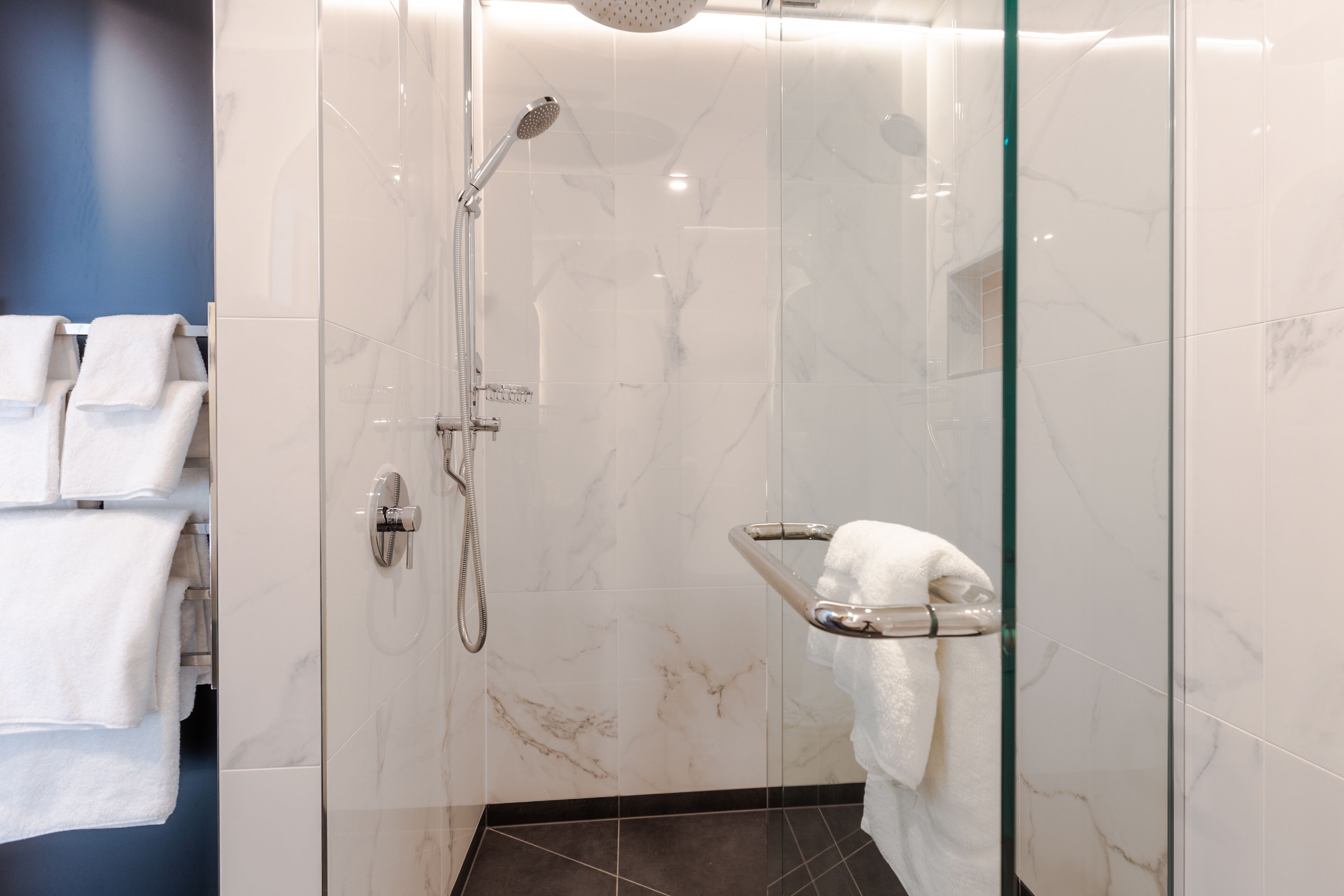 superior twin room | bathroom shower