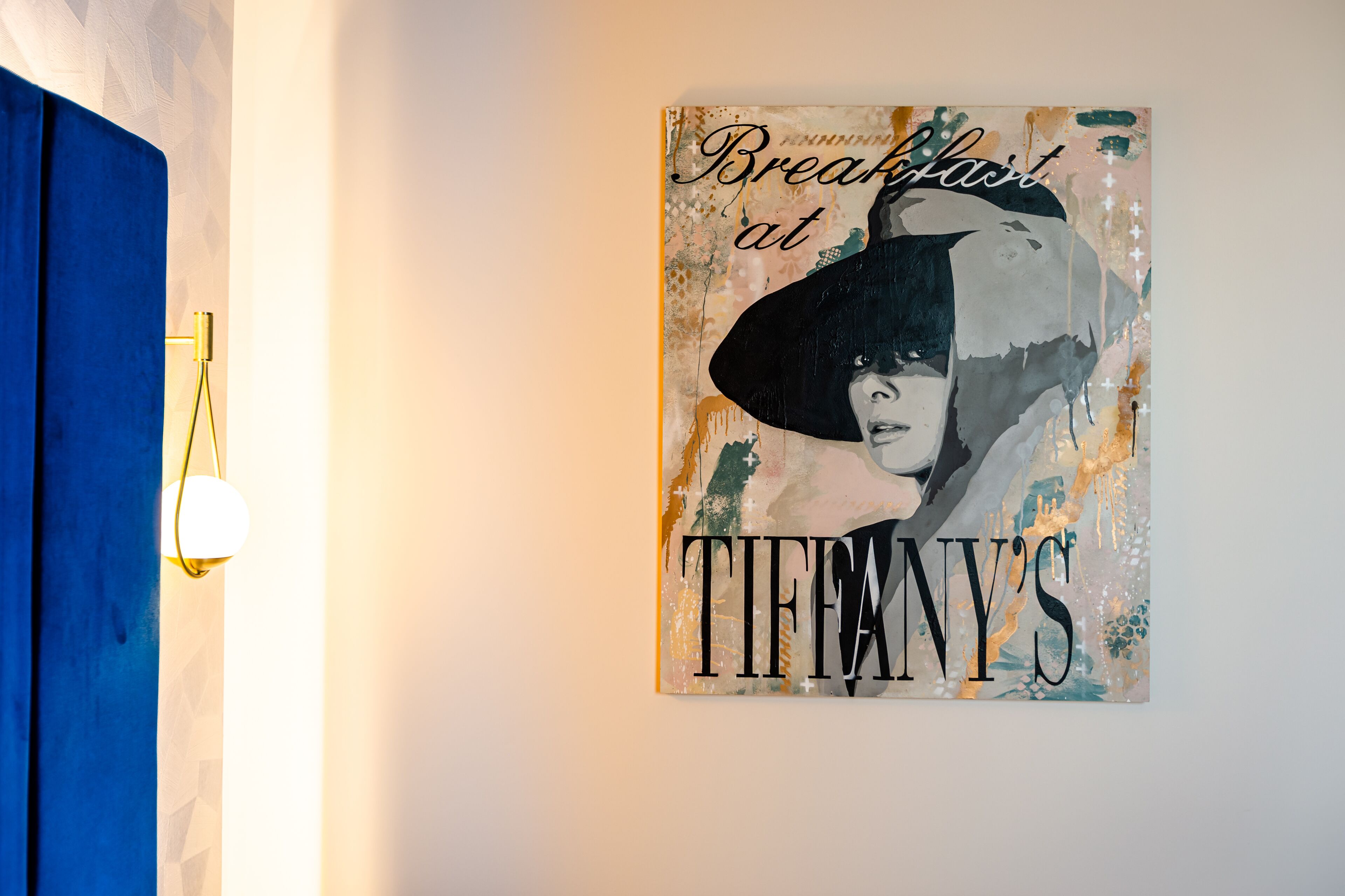 standard king room | in-room safe, individually decorated, individually furnished, desk