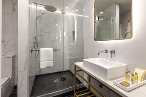 Shower, free toiletries, hair dryer, bathrobes - The Muse Christchurch, Art Hotel (Christchurch)