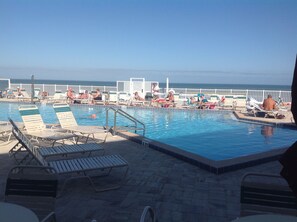 Utendørsbasseng og et oppvarmet basseng