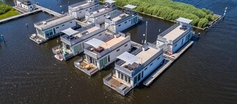 Prachtig schip in Aalsmeer met uitzicht op de haven