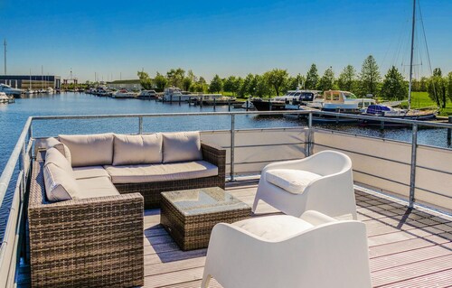 Wunderschönes Schiff in Aalsmeer mit Hafenblick