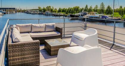 Wunderschönes Schiff in Aalsmeer mit Hafenblick