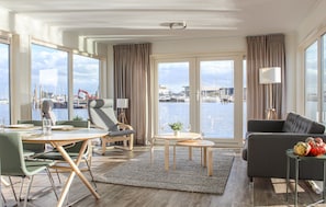 Smart TV - Amazing ship in Aalsmeer with harbor view (Aalsmeer)