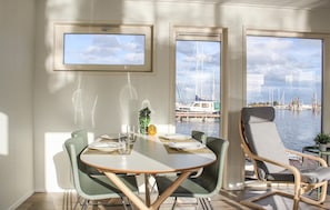 Dining - Amazing ship in Aalsmeer with harbor view (Aalsmeer)