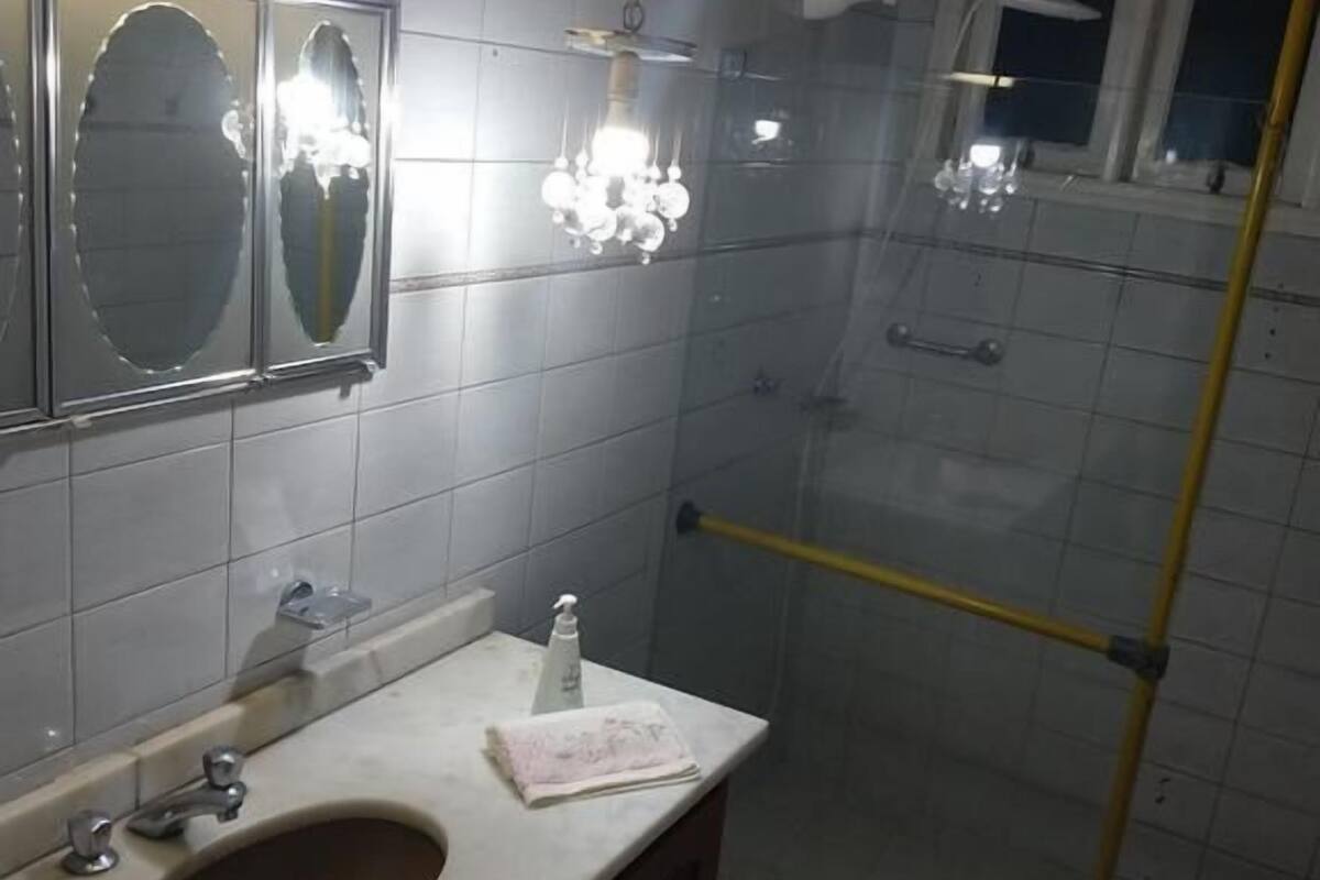 Regadera, amenidades de baño gratuitas, secadora de cabello, toallas