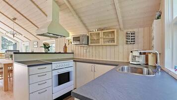 Køleskab, kogeplade, opvaskemaskine, kaffe-/temaskine