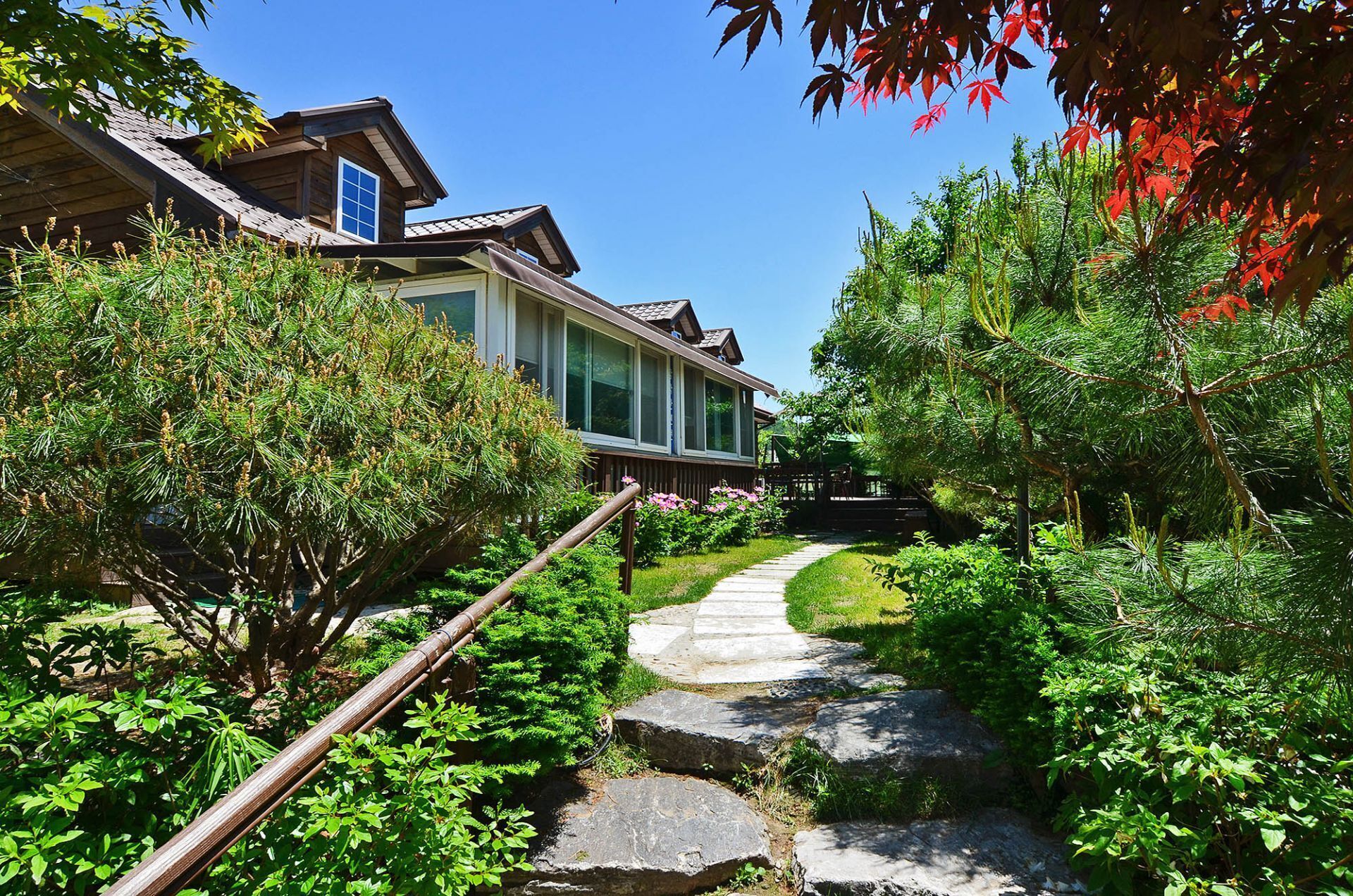 Vista frontal de la propiedad