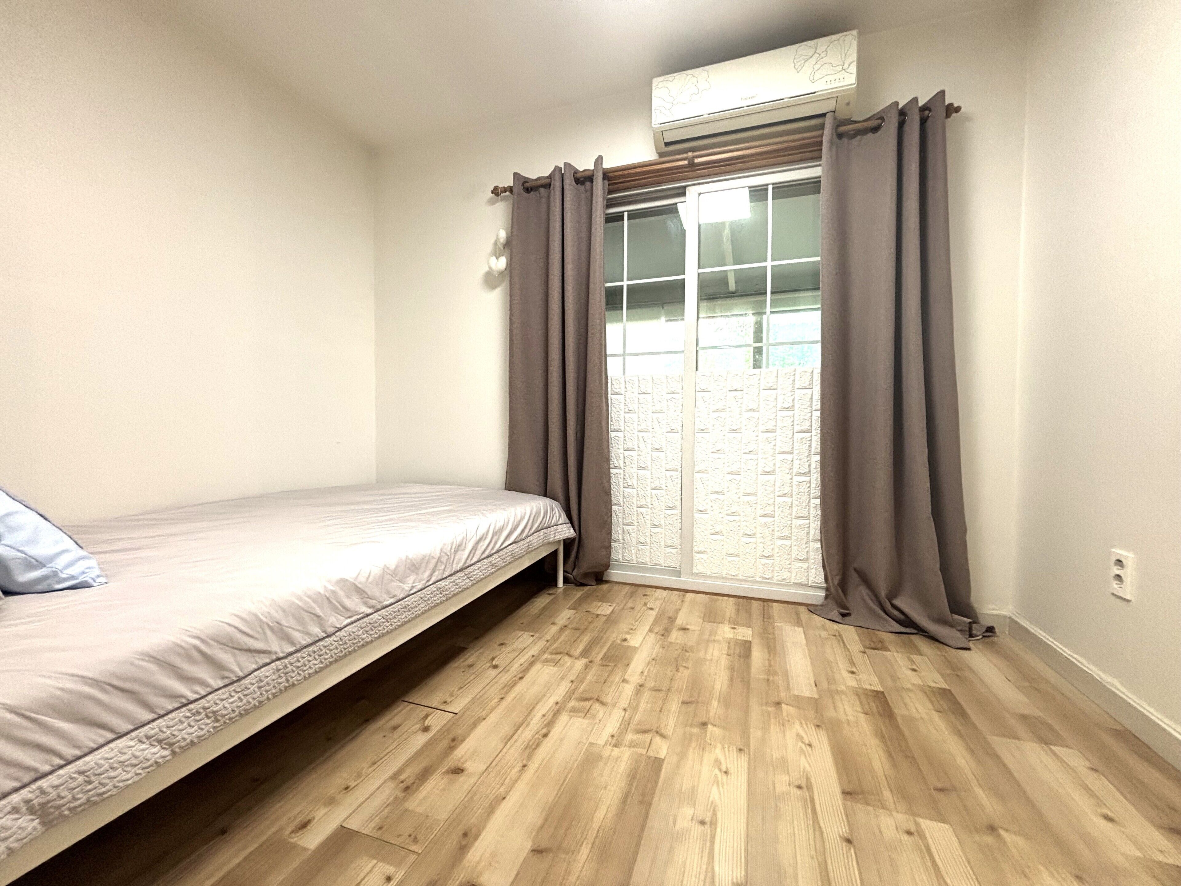 ルーム 1 ベッドルーム (Summer) | 高級寝具、遮光カーテン、WiFi (無料)、ベッドシーツ