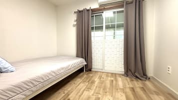 ์ฌ๋ฆ | ๊ณ ๊ธ ์นจ๊ตฌ, ์๋ง ์ปคํผ, ๋ฌด๋ฃ WiFi, ์นจ๋ ์ํธ