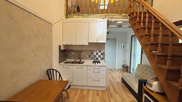 Maisonette, 2 Schlafzimmer (Winter) | Wohnbereich | 25-Zoll-Flachbildfernseher mit Kabelempfang, Fernseher, Pay-TV