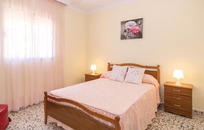 3 bedrooms, travel cot, free WiFi, bed sheets