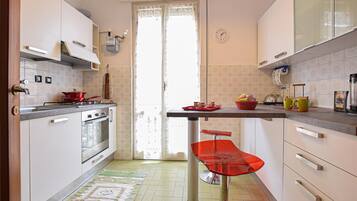 KĂŒhlschrank, Herdplatte, Wasserkocher mit Kaffee-/Teezubehör