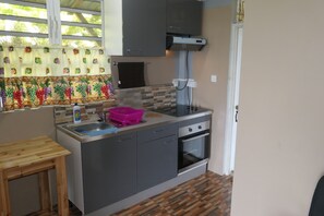 Fridge, microwave, oven, stovetop - Comfort, Beautiful Scenery, Warmth and Relaxation all mixed into one apartment (Pont Cassé)