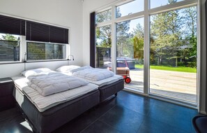 4 bedrooms, travel crib, free WiFi