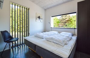 4 bedrooms, travel crib, free WiFi