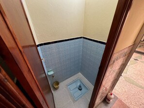 淋浴設備、坐浴桶、提供毛巾、廁紙