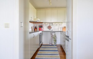 Kühlschrank, Herdplatte, Wasserkocher mit Kaffee-/Teezubehör