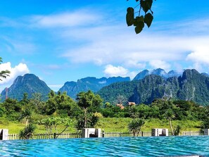 Outdoor pool - Lisha Grand Hotel (Vang Vieng)