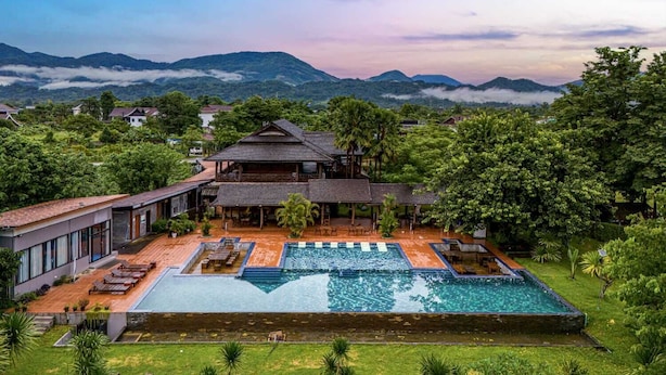 Outdoor pool - Lisha Grand Hotel (Vang Vieng)