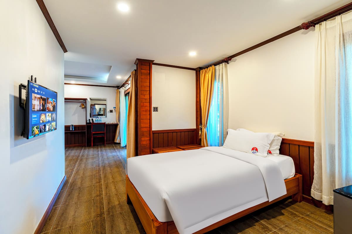 Deluxe Connecting Family A | Premium bedding, desk, free WiFi, bed sheets
