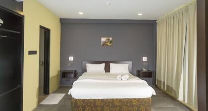 OYO 89619 De Choice Hotel