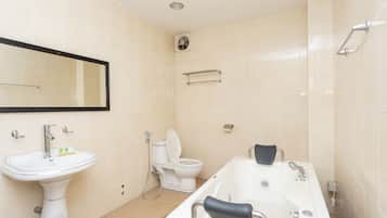 Presidential Suite | Bathroom | Shower, free toiletries, bidet, towels