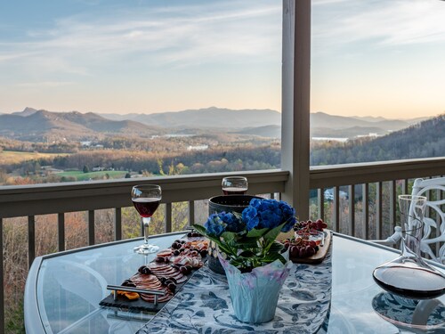 Breathtaking Views of Lake Chatuge & Mountain Harbour Golf Course.