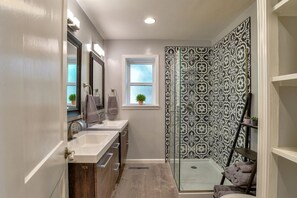 Tina con regadera, secadora de cabello, toallas, jabón 