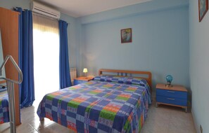 4 Schlafzimmer, Reisekinderbett