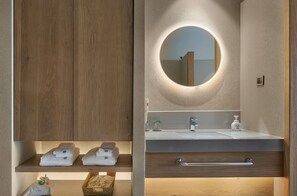 Dobbeltrom – design | Bad | Toalettartikler (inkludert), hårføner, tøfler og håndklær