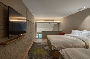 Familierom | Dundyner, skrivebord, blendingsgardiner og lydisolert