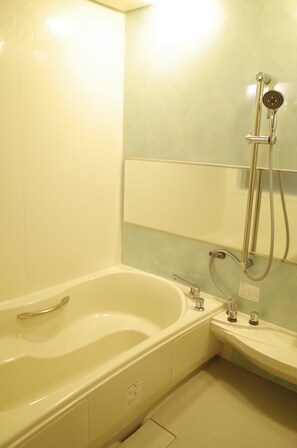 Ducha y bañera combinadas y artículos de higiene personal gratuitos