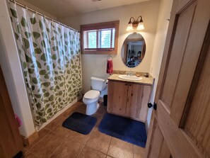 Tina con regadera, secadora de cabello, toallas, jabón 