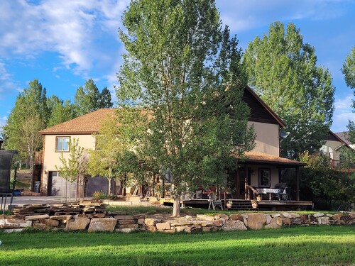 Guest apartment, close to everything! Quiet, friendly neighborhood!