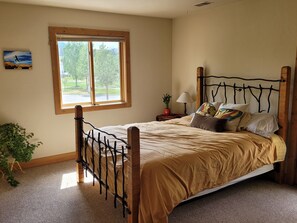 2 bedrooms, desk, free WiFi, bed sheets