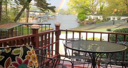 Neu! Gemütliches Ferienhaus mit Terrasse und Blick auf den Lake Hamilton