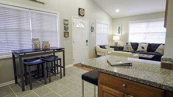 TV connectée, cheminée, livres