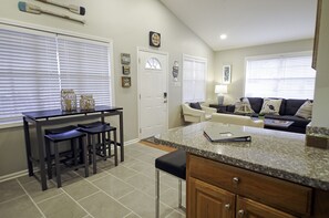 Smart TV, chimenea y libros