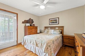 2 bedrooms, desk, WiFi, bed sheets - Heavenly Hideaway - near Red River Gorge, KY (Beattyville)