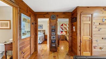 2 bedrooms, desk, WiFi, bed sheets