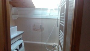 Combined shower/bathtub, hair dryer, towels
