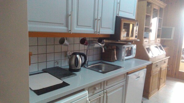 Coffee/tea maker, fridge, microwave, oven