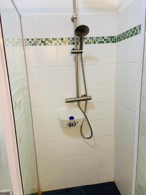 Chuveiro, produtos de toalete grátis, secador de cabelo 