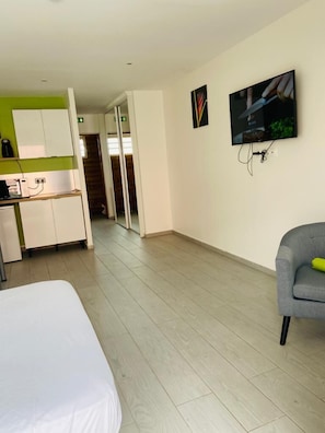 1 habitación, insonorización, tabla de planchar con plancha y wifi 