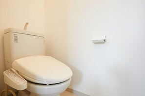 1棟まるまる貸切 | バスルーム | バスアメニティ (無料)、ヘアドライヤー、スリッパ、タオル