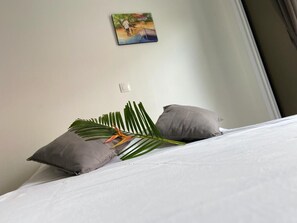 Iron/ironing board, WiFi - residence vwal o van, beach nearby (Sainte-Anne)